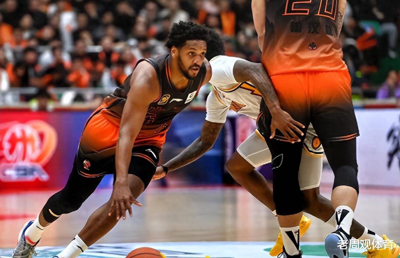 包含葡超赛程吃紧，山东男篮今夜战术微调，气氛紧张，训练强度明显提升的词条